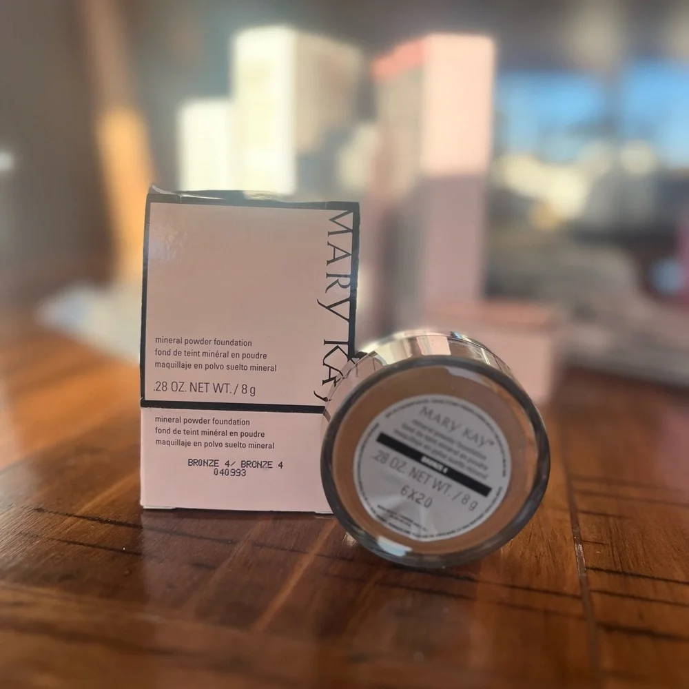 Mary Kay Mineral Powder Foundation - Bronze 4 - Picture 2 of 4